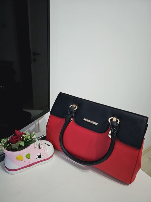 Poseta superba incapatoare