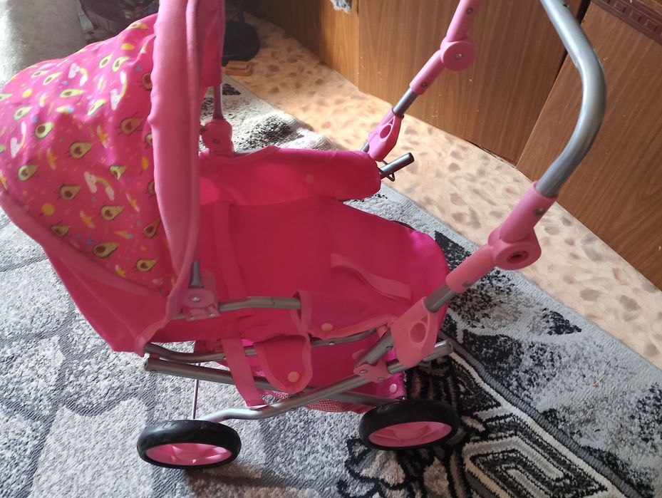 Детская коляска с куклой