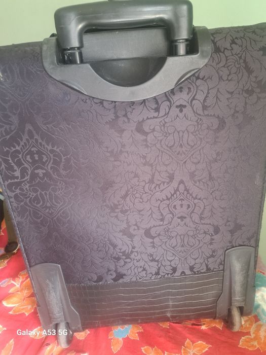 Чемодан с колесами