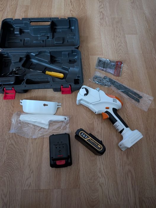 Fierăstrău mini pe acumulator