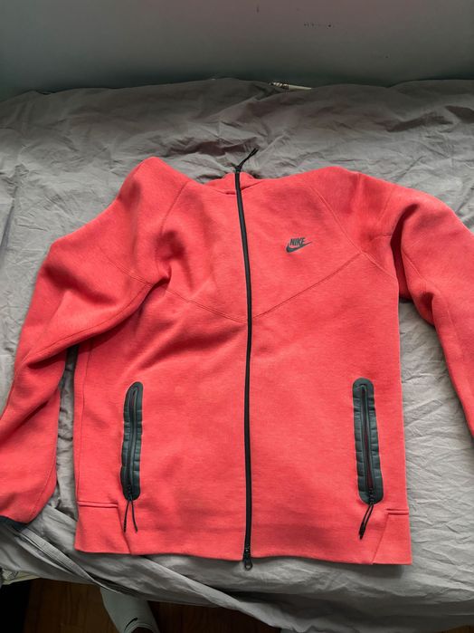 Nike tech fleece red