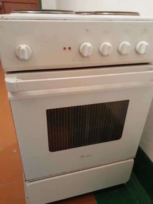Продам электроплиту Делюкс