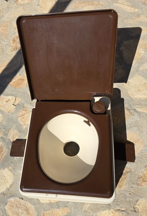 Малка химическа тоалетна