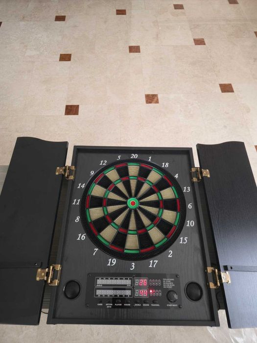 Plansa darts electronică Yirinatek cu cabinet, 12 săgeți, alimentator -  Stare  foarte buna