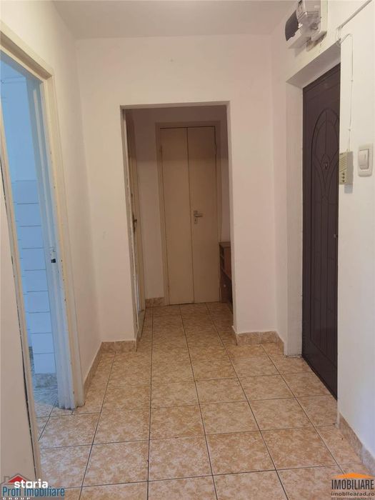 Inchiriez apart. 4 camere-centrala gaz, et.1 in zona Vlaicu