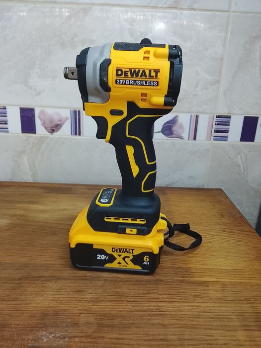 Șurubelniță de  inșurubat cu impact  DeWalt DCF922 cu o baterie de 6a