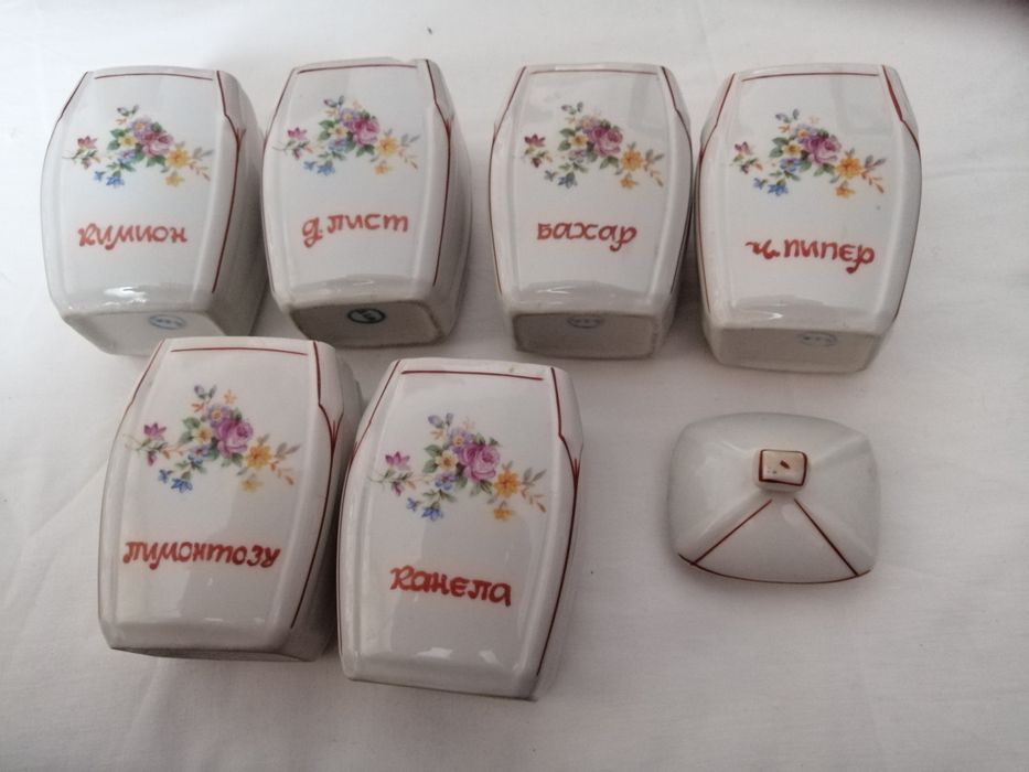 Ретро бурканчета за подправки. Плато Сип