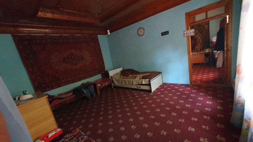 Срочно ховли уй сотилади. 13 хонадан иборат ЦЕНТРДА.