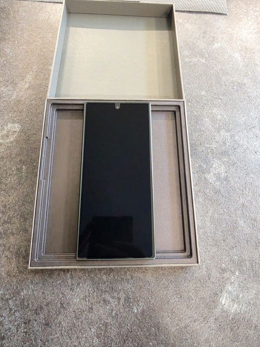 Продавам Samsung Galaxy Z8 Ultra + Galaxy Buds 4 Pro