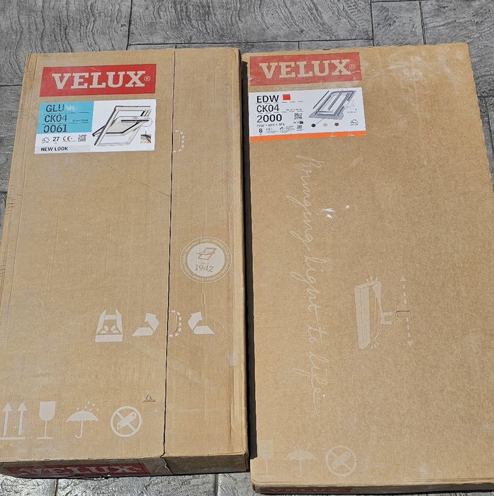 Fereastră + ramă tip Velux noi, sigilate