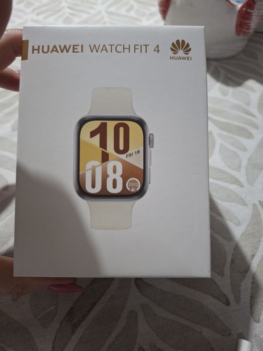 Смарт часовник Huawei WATCH FIT 4