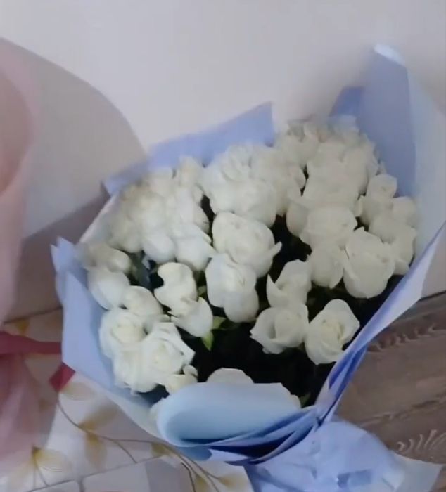 Цветы свежие.