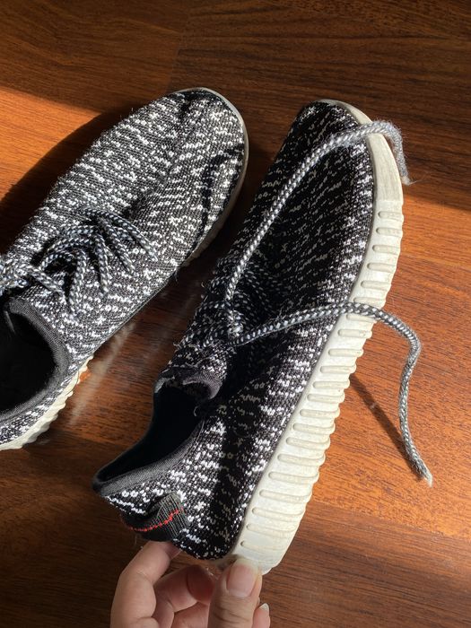 Adidasi pantofi tip Yeezy cu talpa alba