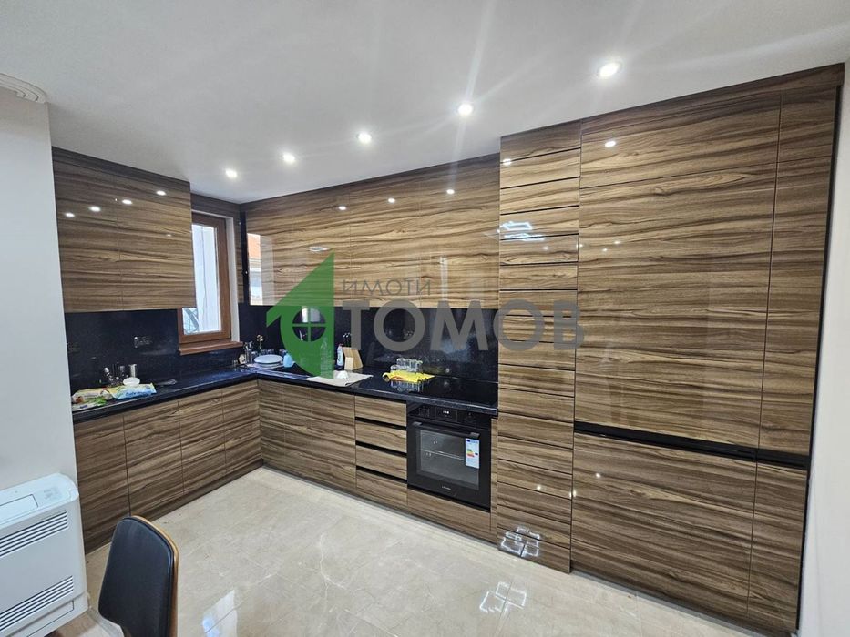 Луксозно обзаведен тристаен апартамент в Топ Център