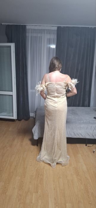 Официална рокля с пера и шлейф