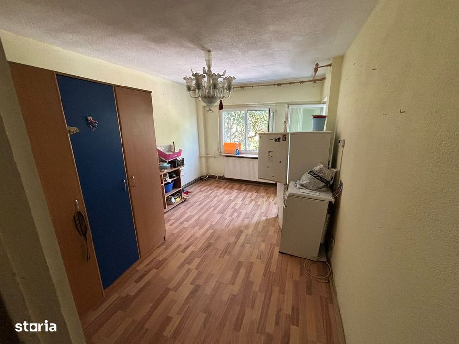 Vând garsoniera Mioveni-Robea, etaj 1,decomandata, langa Primarie