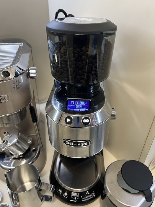 Кафемашина DeLonghi Dedica Arte EC885.BG и DeLonghi Dedica KG521.M