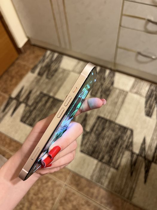 Iphone 13 de culoare roz