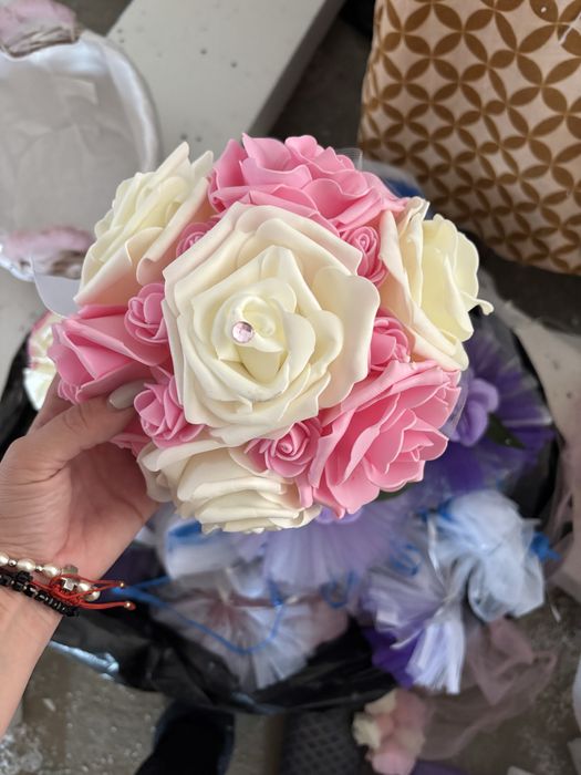 Flori de pus pe masini la nuntasi