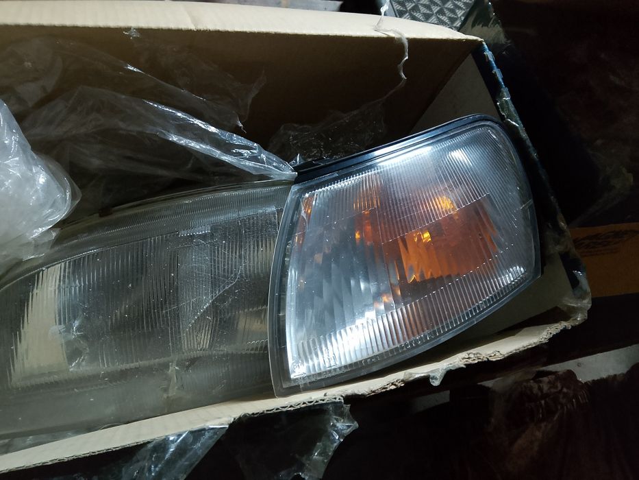 Продам фары комплект на Toyota Karina e