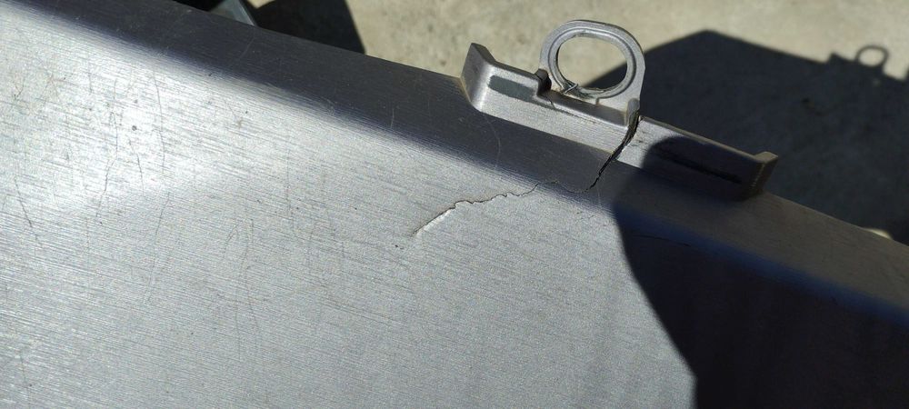 Renault Range T лайсна над радиаторната решетка.