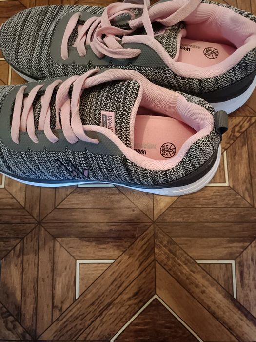 Vând adidași mărime mare