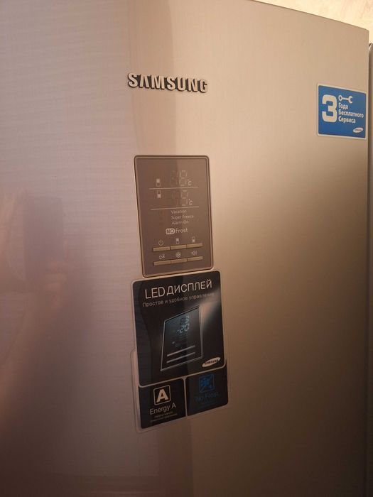 Двухкамерный холодильник Samsung. В отличном состояние