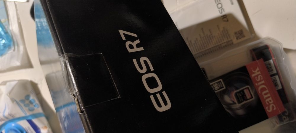 Canon R7 + кейдж + карта 64GB + батерия