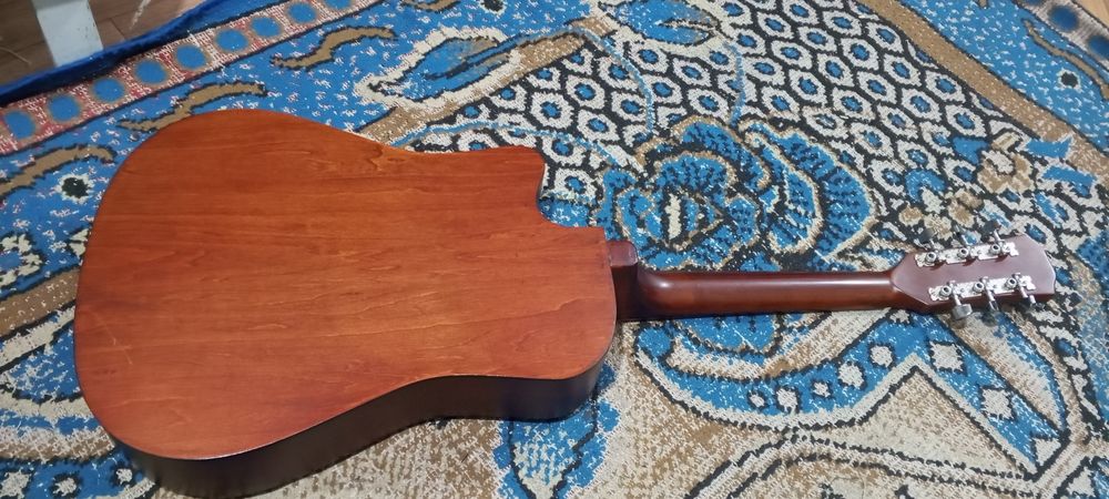 Gitara  sotiladi 700ming