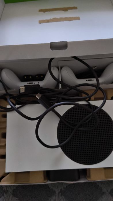 Xbox series S cu două manete ca nouă.