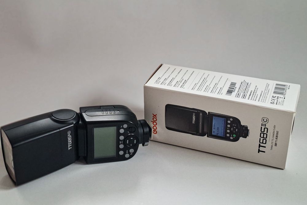 Canon EOS 250D DSLR + 50mm 1.8 STM + Blitz +Trigger- kit sau  separat