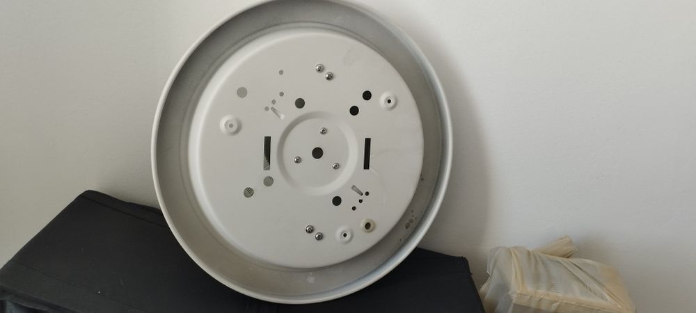 Vând plafoniera cu 2 becuri si senzor de mișcare .