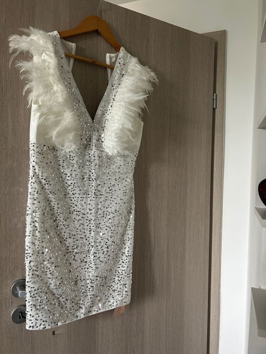 Vând rochiță white party