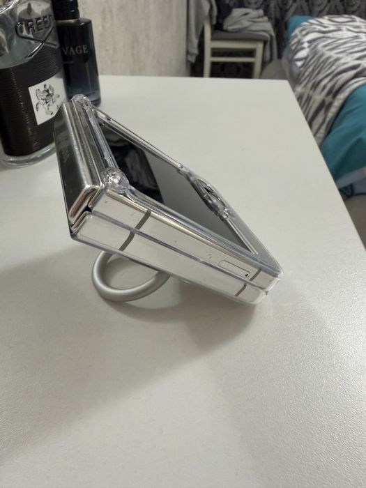 Продам самсунг Galaxy Z Flip5