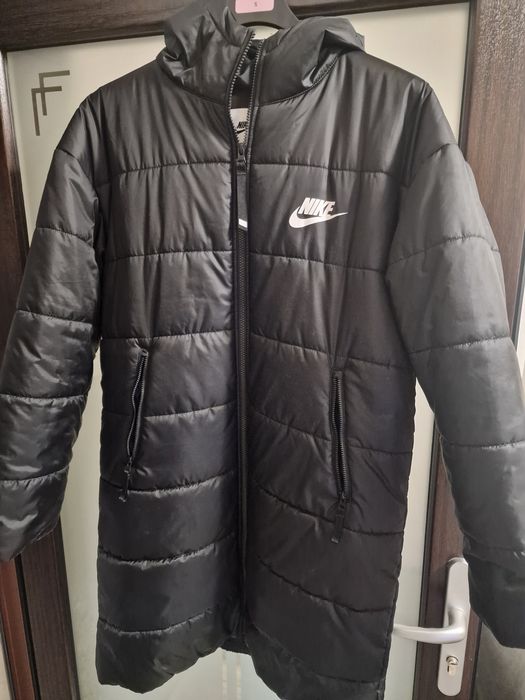 Vând Geaca Nike produsul arata 9/10