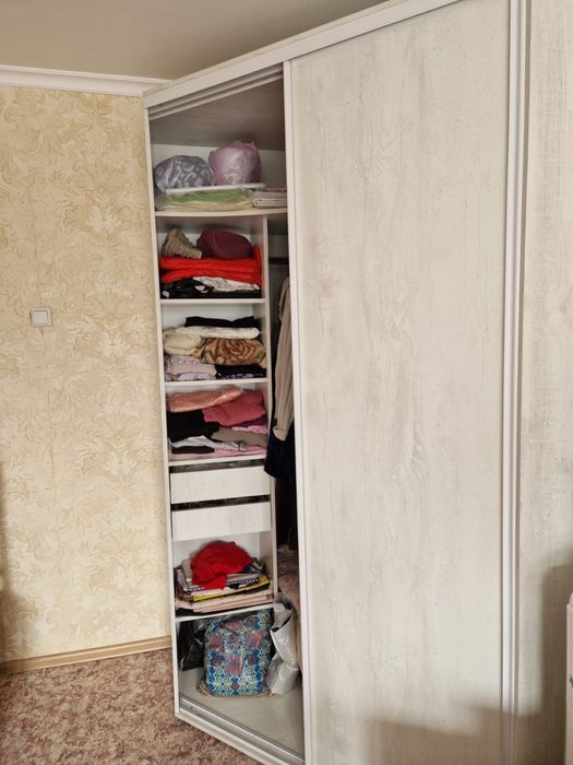 Продам угловой шкаф
