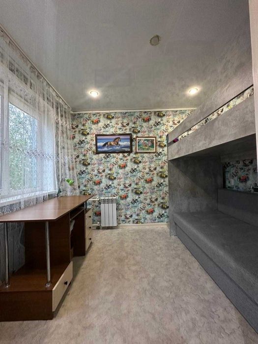 Продам 4-х комнатную кв., 20 мкр.