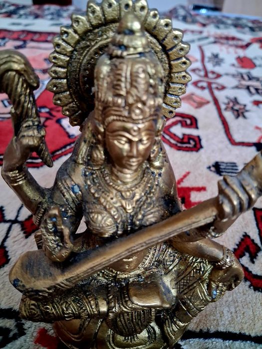 Колекция от четири артефакта, статуетки и нож