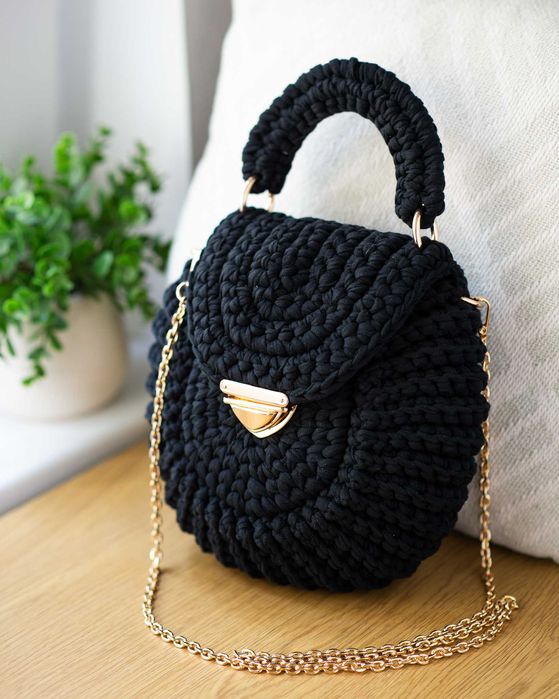 Poșetă croșetată elegantă