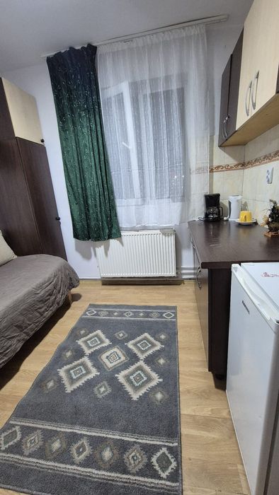 Închiriez garsoniera