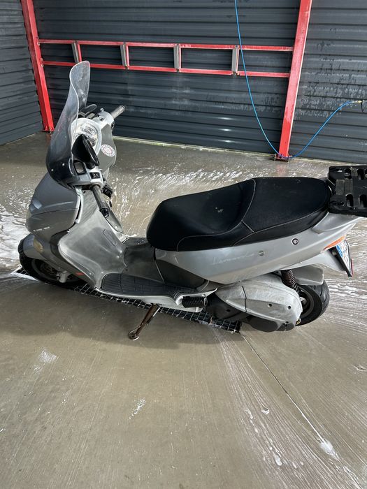 Scuter aprilia leonardo