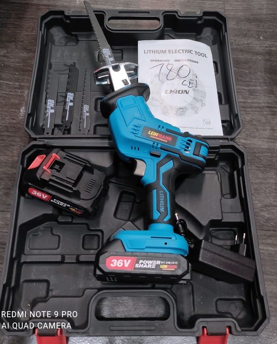 Fierăstrău pendular tip sabie cu 2 acumulatori și 4 panze