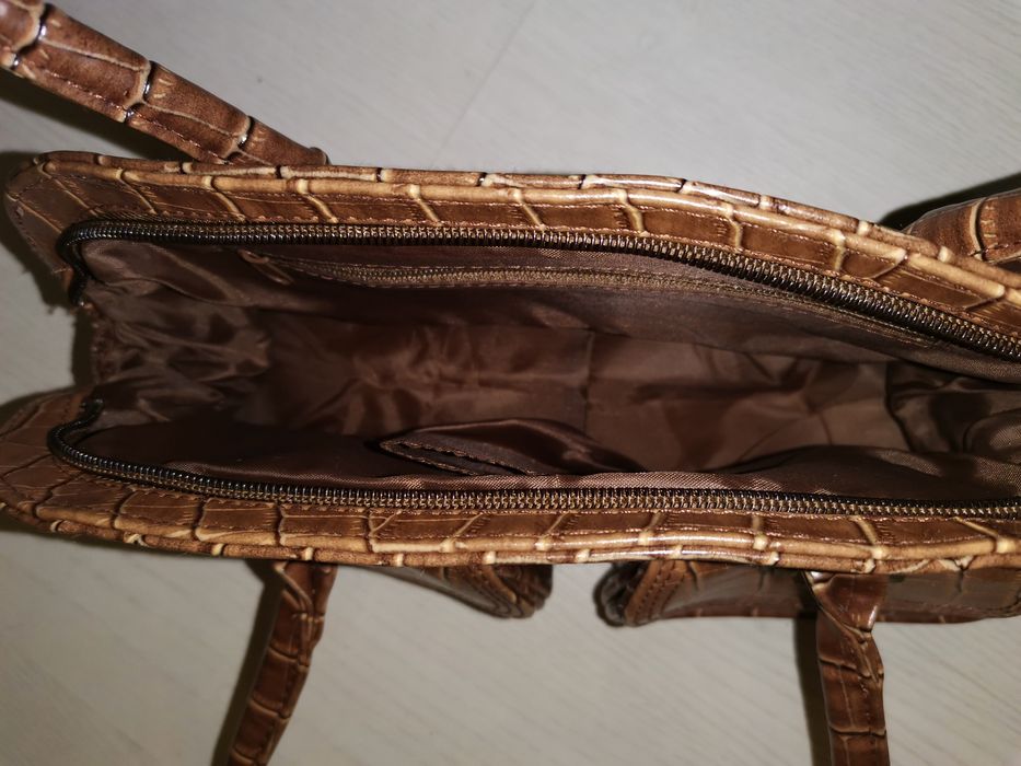 Малка кафява чантичка