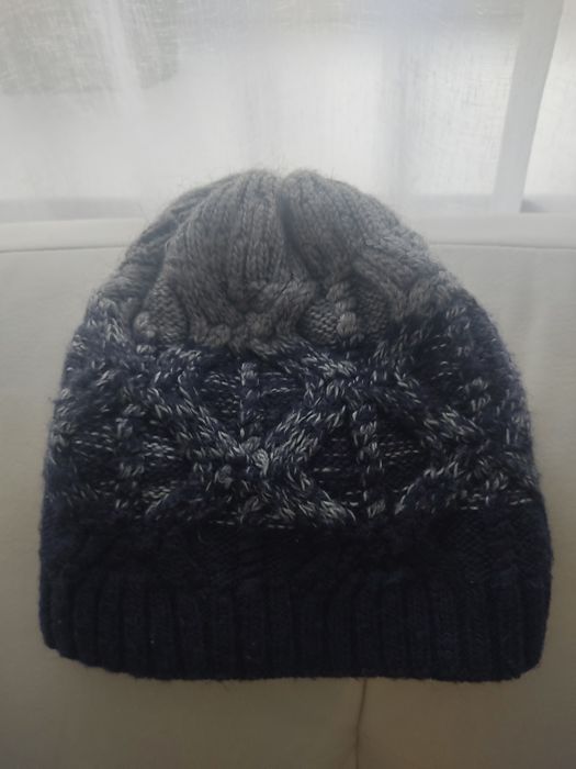 Отдам зимние шапки, шарфы