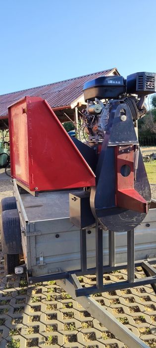 Tocatoare crengi cu motor pe benzina