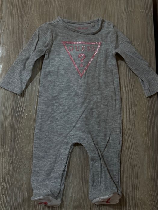 Guess бебешки ромпър