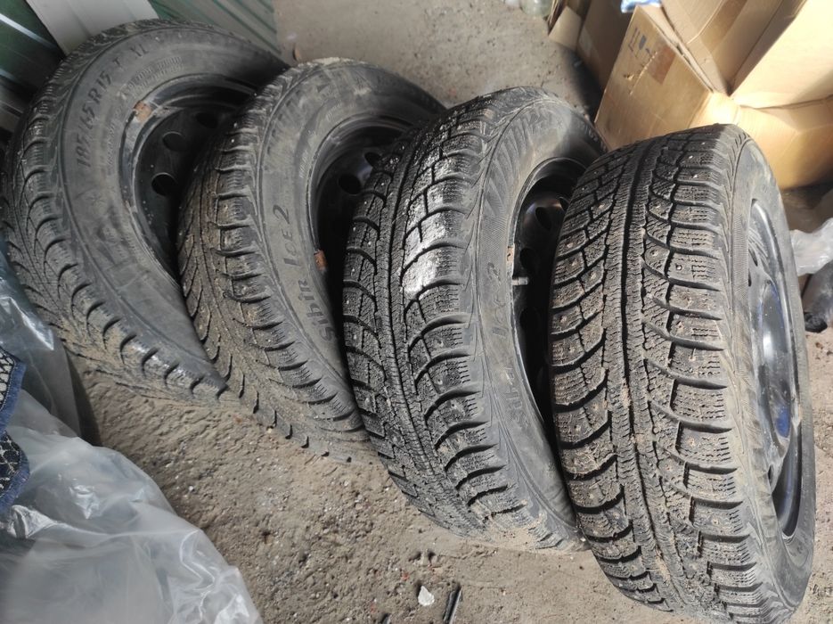 Зимние шипованные шины комплект