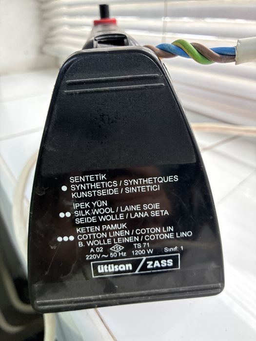 15 RON fier de călcat model vechi  Zass