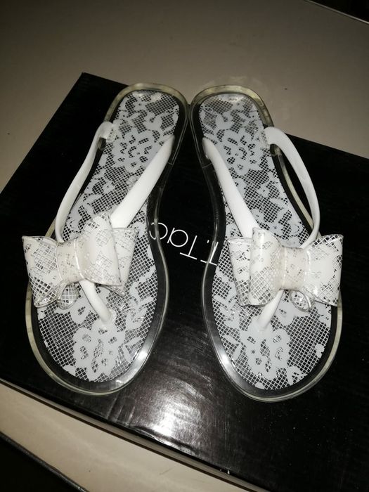 Продам пляжные сланцы