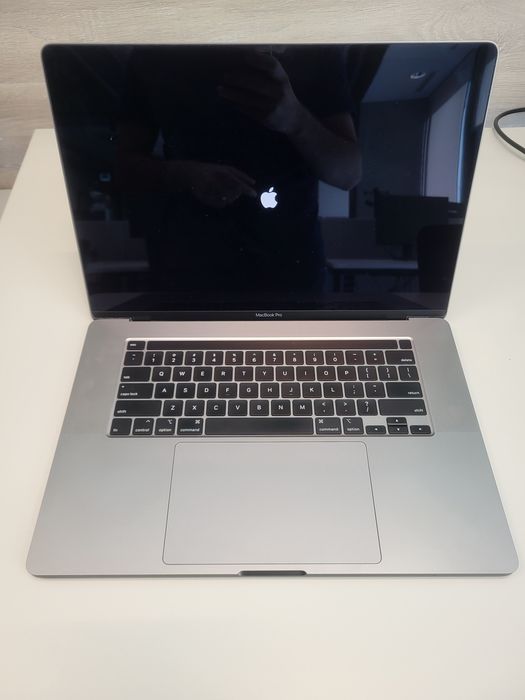 MacBook Pro 16" 2019 i9, 16 GB RAM, 1 TB HD